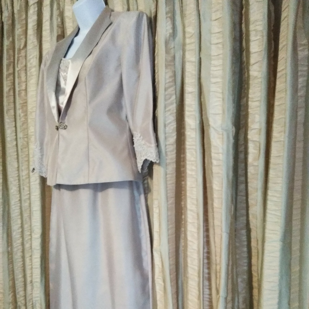 Size 8 Cachet Champagne 2-Piece Dress